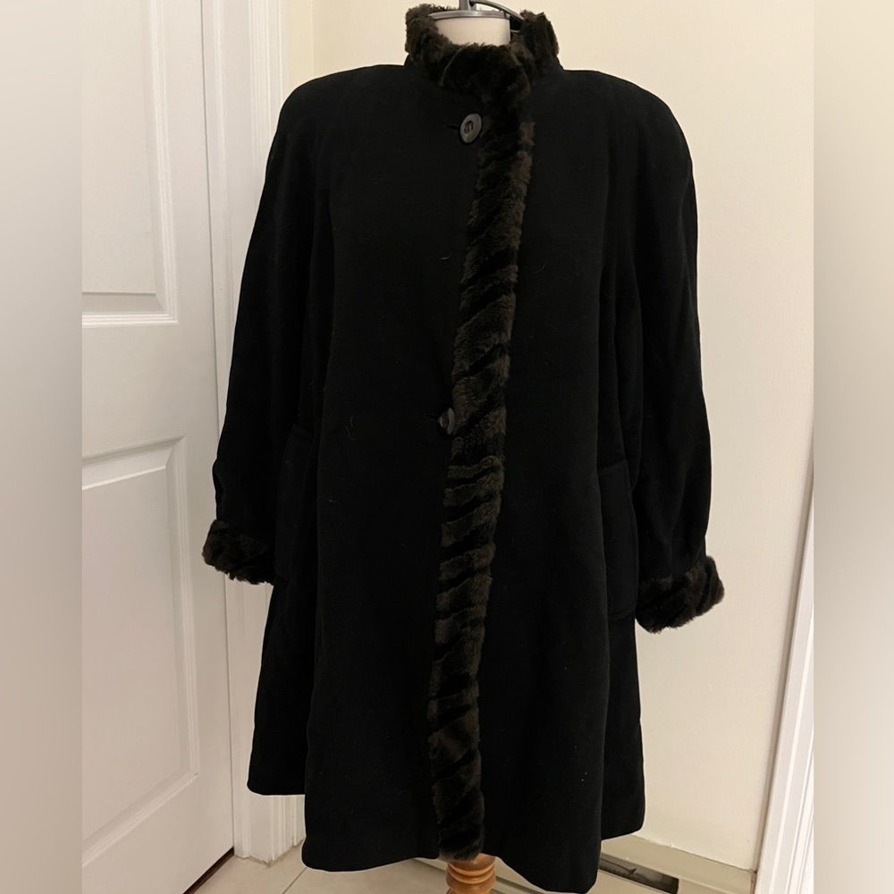 Valencia lambswool and cashmere coat with faux fur trim size 2(small)
